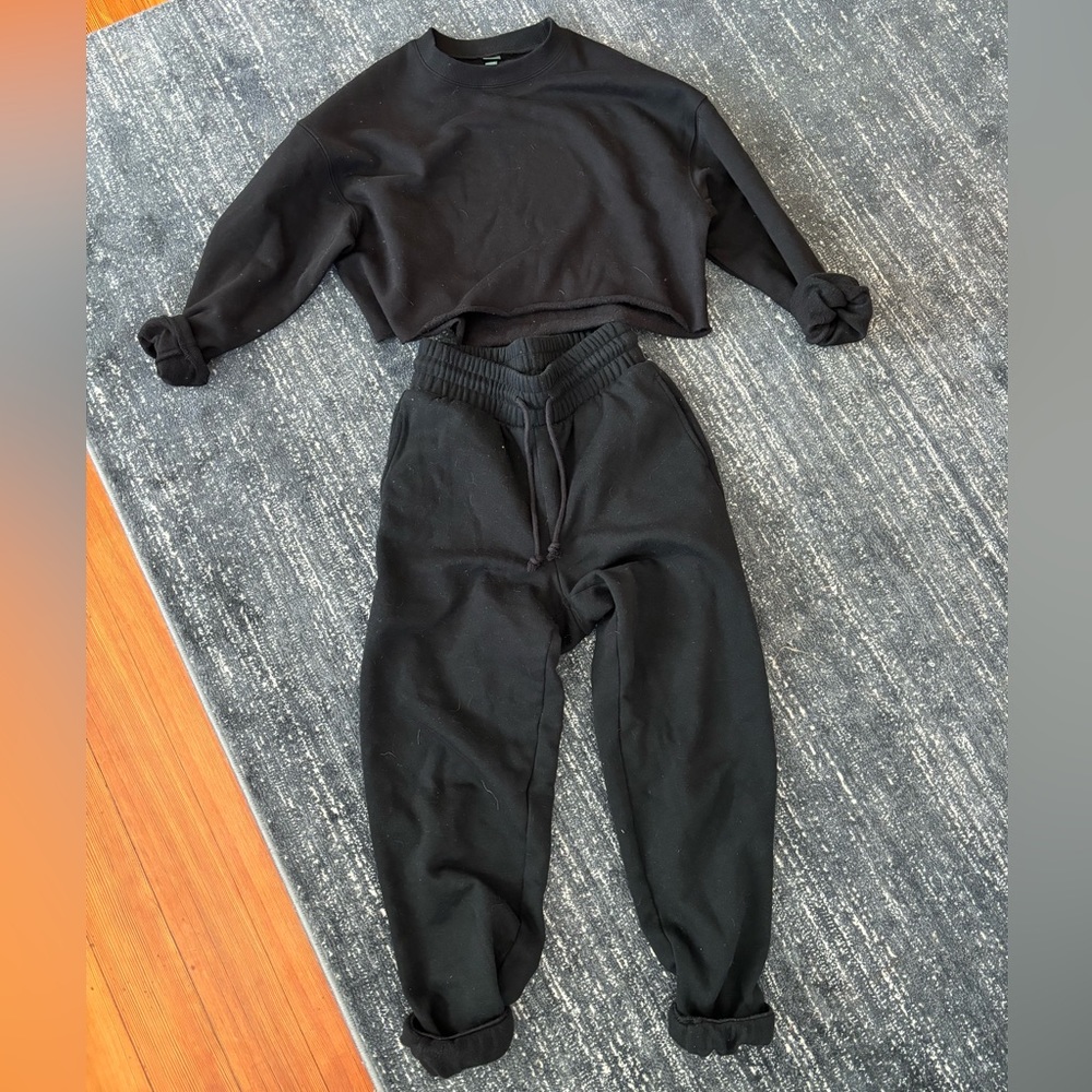 Black Matching Sweatshirt and Sweatpants